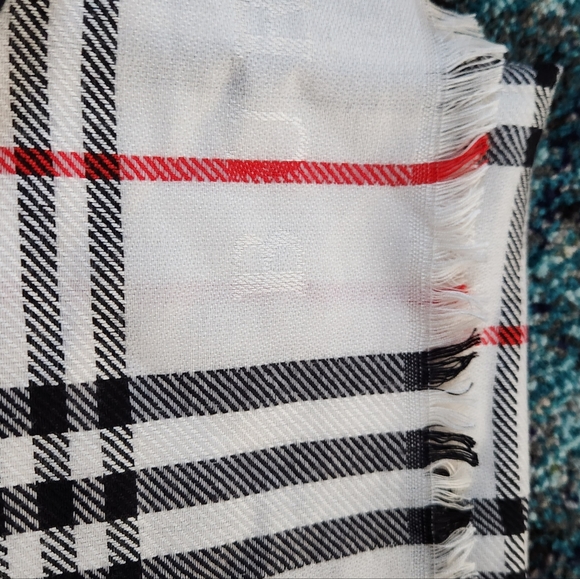 Burberry London 100% cashmere large scarf,wrap. - Picture 3 of 4